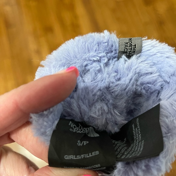 The North Face girl size 5/6 gloves - Picture 5 of 5